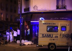 Personal médico dialoga junto a varios cadáveres afuera de un restaurante de París, luego de una serie de tiroteos y explosiones en la capital francesa y sus alrededores. Foto: AP