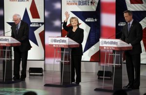 Hillary Rodham Clinton saluda mientras Bernie Sanders, a la izquierda, y Martin O’Malley, están listos para su debate con vistas a las elecciones primarias demócratas en Des Moines, Iowa. Foto: AP