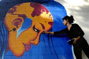 Kristy Sandoval pinta un mural en el Centro Comunitario de Pacoima. Foto: AP