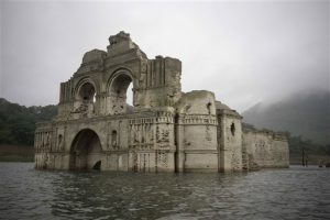 La falta de lluvia dejó a la vista un templo del siglo XVI en Chiapas. Foto: AP