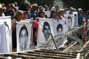 La desaparición de 43 estudiantes a manos de policías de Iguala el 26 de septiembre de 2014 puso a México en la mira internacional. Foto: AP