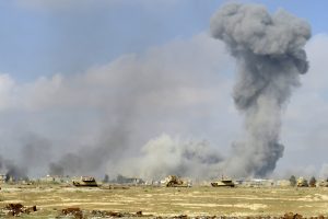Los ataques aéreos fueron lanzados contra puestos del EI en Mosul, norte de Irak, y en Ramadi, centro del país. Foto: AP