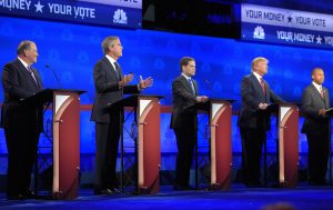 Jeb Bush, segundo desde la iquierda, está flanqueado por Mike Huckabee, izquierda, y Marco Rubio, centro; Donald Trump, segundo desde la derecha, y Ben Carson durante el debate de precandidatos presidenciales republicanos, el miércoles 28 de octubre de 2015, en la Universidad de Colorado, en Boulder, Colorado. Foto: AP