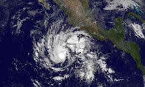 Hay una advertencia de tormenta tropical para las Islas Marías y desde Altata hasta San Blas. Foto: AP