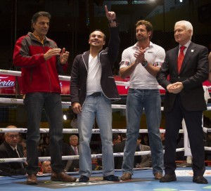 El boxeador Juan Manuel Márquez, además de Humberto "Chiquita" González, asistieron a la función de box "Carnaval de Campeones", en la Arena Coliseo. Foto: Notimex 