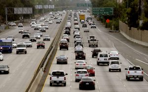 El mayor porcentaje de los estadunidense viajará por tierra en su propio automóvil, gracias al incentivo adicional de bajos precios en la gasolina a nivel nacional. Foto: AP