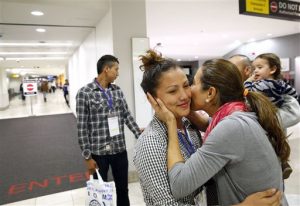 Wendy Mejía, de 16 años (centro) saluda a una tía a su llegada al aeropuerto de Baltimore para reunirse con su familia. Foto: AP