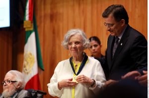 Poniatowska recibió el doctorado Honoris Causa de manos del Rector de la Universidad de Guadalajara, Tonatiuh Bravo Padilla. Foto: AR