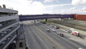 Vehículos pasan por debajo del puente que conecta los aeropuertos de San Diego y Tijuana. La nueva terminal debe comenzar a operar el 9 de diciembre. Foto: AP