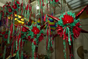 Las Piñatas son ollas de barro decoradas de múltiples colores y llenas de dulces y fruta. Foto: Notimex