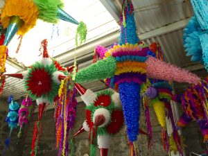 Pobladores de San Agustín Acolman, en el estado de México, se esfuerzan por mantener viva la tradición de las Piñatas. Foto: Notimex