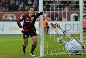 El jugador mexicano de Bayer Leverkusen, Javier Hernández, izquierda, festeja un gol contra Borussia Moenchangladbach. Foto: AP