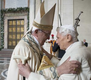 Después del Pontífice, entró también por la Puerta Santa el Papa emérito Benedicto XVI. Ambos se encontraron con un fuerte abrazo. Foto: AP