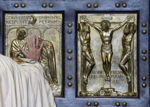 El Papa Francisco sorprendió una vez más al mundo al abrir la mañana del martes la Puerta Santa de la Basílica de San Pedro, con 10 años de anticipación. Foto: AP