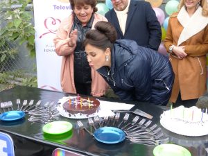 Arleth Terán sopló las velitas de su pastel de cumpleaños. Foto: Cortesía de Televisa