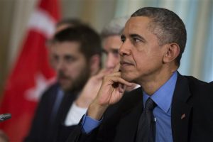 El presidente de Estados Unidos, Barack Obama, escucha al presidente turco, Recep Tayyip Erdogan, en una reunión bilateral en París. Foto: AP
