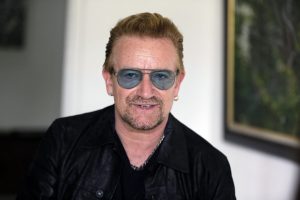 Bono está lanzando una campaña plagada de estrellas que incluye “experiencias únicas” que pueden ganarse tras donar al menos 10 dólares a su organización (RED), que recauda fondos para la lucha contra el sida. La campaña comienza el martes 1 de diciembre del 2015, en coincidencia con el Día Mundial del Sida. Foto: AP