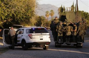 La policía busca a un sospechoso de la matanza del 2 de diciembre de 2015 en San Bernardino, California. Foto: AP