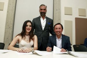 Camila Fernández firmó su contrato discográfico, apoyada por sus papá. Con ellos Víctor González, Presidente de Universal Music Latin Entertainment. Foto: Cortesía Uiversal Music