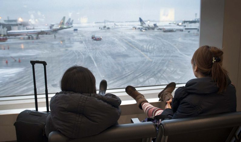 Tormentas invernales provocan cancelaciones de miles de vuelos