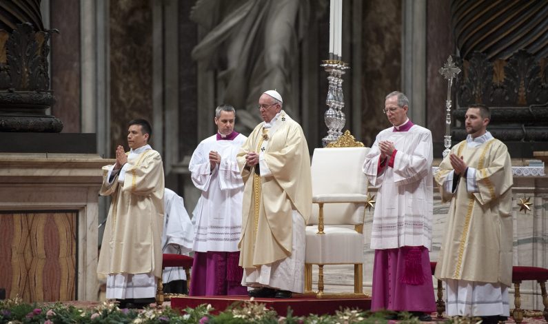 Papa pide perdón por los escándalos en El Vaticano