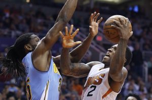 Eric Bledsoe, de los Suns de Phoenix, intenta un disparo ante la defensa de Kenneth Faried, de los Nuggets de Denver. Foto: AP