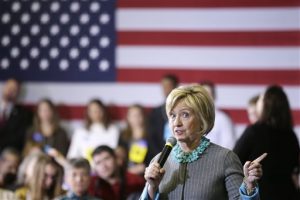 La aspirante a la candidatura presidencial demócrata Hillary Clinton durante un acto proselitista el 9 de diciembre del 2015 en Waterloo, Iowa. Foto: AP