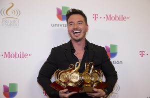 El cantante ganó un doble disco de platino+oro en México por las altas ventas de su álbum "La Familia". Foto: AP