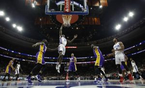 Jerami Grant (39) de los 76ers de Filadelfia se eleva para tomar un tiro ante los Lakers. Foto: AP