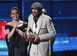 Juan Luis Guerra acepta el Latin Grammy al álbum del año por "Todo tiene su hora" el pasado19 de noviembre en Las Vegas. Foto: AP