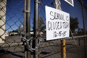 Un cartel que dice que "La escuela está cerrada" en la Birmingham Community Charter High School. Foto: AP