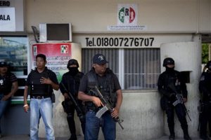 Policías vigilan el exterior de la municipalidad de Iguala, Guerrero, en México. Foto: AP