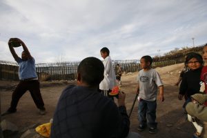 En la frontera de Nogales, ciudadanos altruistas de la agrupación "Por amor a los que menos tienen" solicitan a la comunidad la donación de materiales para construcción, ropa y alimentos no perecederos para entregar a familias desfavorecidas. Foto: AP