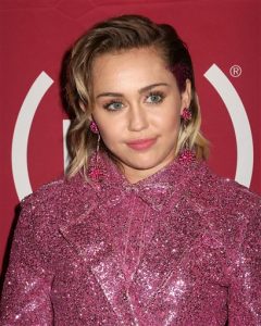 Miley Cyrus asiste al concierto "It Always Seems Impossible Until It Is Done: A Night of Music with ONE and (RED)", para celebrar el Día Mundial contra el Sida. Foto: AP