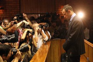 El atleta olímpico Oscar Pistorius durante una comparecencia ante la corte tras el asesinato de su novia, Reeva Steenkamp, en Pretoria, Sudáfrica. Foto: AP