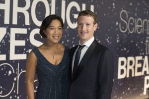 Zuckerberg, de 31 años, y Priscilla Chan, de 30, se conocieron en una fiesta cuando ambos estudiaban en la Universidad de Harvard, y se casaron nueve años después, en 2012. Foto: AP