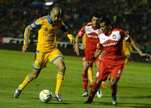 Los Tigres de la UANL y los Diablos Rojos de Toluca, empataron sin goles en estadio Universitario, en partido de ida de las semifinales del Torneo Apertura 2015. Foto: Notimex