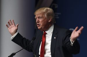 Donald Trump celebró haber podido superar sus diferencias con Univisión. Foto: AP