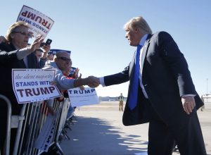 Trump eligió Arizona para promover su campaña porque dijo sentir un compromiso para detener la inmigración ilegal. Foto: AP