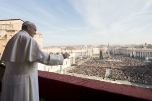El papa Francisco amentó que pese a la esperanza de la Navidad, todavía hoy muchos hombres y mujeres son privados de su dignidad humana. Foto: AP