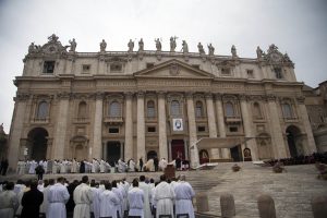 Unos 50 mil fieles y peregrinos llenaron la plaza vaticana de la Basílica de San Pedro. Foto: AP