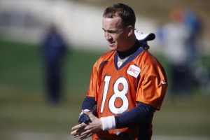 Los Broncos no le han brindado a Manning una gran protección esta campaña, pero ha sido suficientemente buena en sus dos triunfos de postemporada. Foto: AP