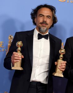 "No puedo expresar lo sorprendido que estoy", dijo González Iñárritu al aceptar el segundo premio a la mejor película. Foto: AP