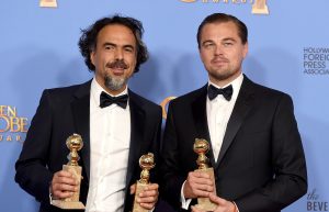 Alejandro González Iñárritu, a la izquierda, y Leonardo DiCaprio posan tras ganar los Globos de Oro al mejor director y mejor película de drama y al mejor actor de drama, respectivamente, por “The Revenant”. Foto: AP