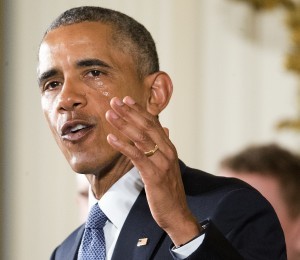 Entre lágrimas el presidente Barack Obama hizo el anuncio de las medidas ejecutivas para hacer más estricto el control de la venta de armas de fuego. Foto: AP