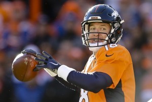 Peyton Manning, quarterback de los Broncos de Denver, lanza un pase en el partido de la ronda divisional de los playoffs frente a los Steelers de Pittsburgh. Foto: AP