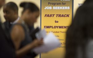 El Departamento del Trabajo de Estados Unidos informó que el número de personas que solicitaron prestaciones para desempleados creció la semana pasada a su nivel más alto en seis meses. Foto: AP