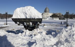Un vehículo retira nieve frente al Capitolio federal en Washington, el domingo. Foto: AP