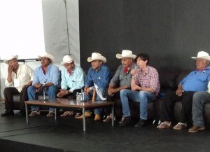 El investigador junto con los gobernadores de los pueblos yaquis. Foto: Cortesía Axel Solórzano