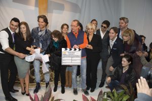 Elenco y los productores Angelli Nesma e Ignacio Alarcón durante el pizarrazo de “Frente al Mismo Rostro”. Foto: Cortesía de Televisa